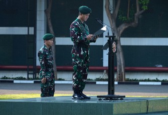 Brigjen TNI Mohammad Imam Gogor Agnie Aditya, bertindak sebagai Irup pada upacara peringatan hari Sumpah Pemuda ke-95 tahun 2023 di lapangan Markas Kostrad, Jalan Medan Merdeka Timur No 3, Gambir, Jakarta Pusat, Sabtu (28/10/2023).