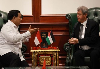 Menteri Pertahanan RI Prabowo Subianto menerima kunjungan kehormatan Duta Besar Palestina Yang Mulia Dr. Zuhair S.M. Al Shun, di Kemhan, Jakarta, Senin (6/11/2023)