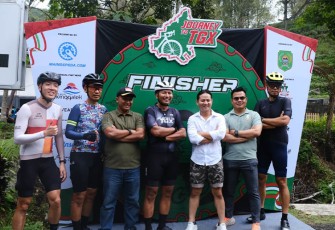 Penyambutan peserta gowes Journey to TGX di Dilem Wilis, perkebunan kopi zaman Belanda di Desa Dompyong Kecamatan Bendungan, Minggu (3/12/2023).