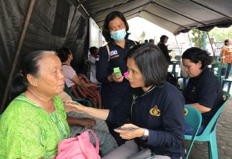 Tim Dokkes Polres Simalungun saat Berikan Bantuan Kesehatan bagi Korban Banjir Bandang di Humbahas