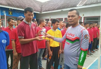 Kepala Lapas Suliki Kamesworo, membagikan peralatan mandi kepada warga binaan.