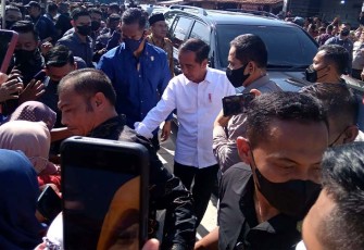 Presiden Joko Widodo saat blusukan dan bertemu pedagang di pasar Menden kecamatan Kradenan.
