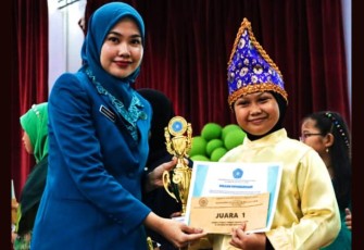 Ketua TP PKK Bintan Hafizha Rahmadhani menyerahkan trofi dan piagam ke pemenang.