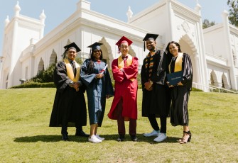 Ilustrasi fresh graduate mahasiswa Indonesia yang kuliah di luar negeri (Sumber: pexels.com)