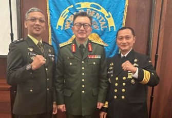 Kolonel Laut (K) drg. Muh. Arifin., Sp.,Ort., Mtr.Opsla foto bersama pada Kongres FDI Section of Defense Forces Dental Service di Sydney Australia 