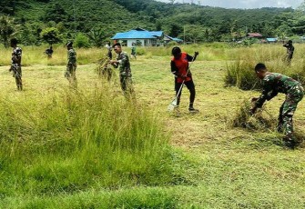Satgas Yonif  Raider 142/KJ saat Lakukan Pembersihan Lapangan Bola