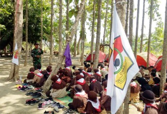 Danramil 17/Sawahan Kapten Inf Heru Purnomo saat memberikan materi wawasan kebangsaan kepada siswa MIT Bakti Ibu pada Sabtu (9/9/2023).