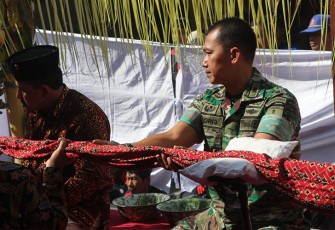 Dandim 0807/Tulungagung Letkol Czi Nooris Agus Rinanto S.I.P bersama Forkopimda Tulungagung saat mengikuti prosesi upacara adat jamasan atau pencucian pusaka Kanjeng Kiai Upas di Pendapa Kanjengan Kepatihan Kelurahan Kepatihan Kecamatan Tulungagung Kabupaten Tulungagung Jawa Timur, Jumat (28/07/2023).