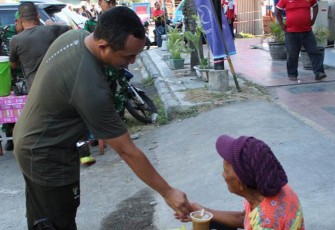 Dandim 1310/Bitung saat berbagi kasih kepada warga saat pimpin kegiatan Jumat berkah