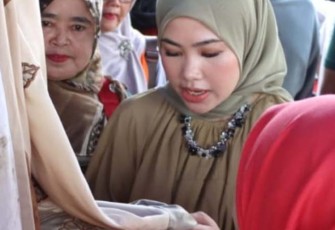 Ketua TP PKK Bintan Hafizha Rahmadhani melihat langsung hasil Batik Daun yang dipamerkan, Sabtu (26/08). 