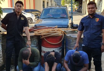 Tersangka (jongkok diborgol) saat diamankan