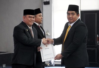 Bupati Bintan Roby Kurniawan SPWK saat Lantik Sekda Bintan Ronny Kartika 