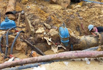 Pipa Saluran Air Patah Tertimpa Ekskavator