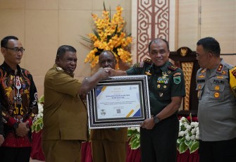 Pangdam, Mayjen TNI Ilyas Alamsyah, S.E., M.Tr.(Han)., CGCAE., saat menerima piagam penghargaan dari DJPb Provinsi Papua Barat, di Gedung PKK, Manokwari, pada Senin (11/12/2023).
