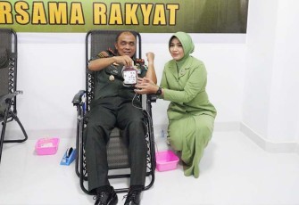 Pangdam XVIII/Kasuari, Mayjen TNI Ilyas Alamsyah, S.E., M.Tr.(Han)., CGCAE., didampingi Ketua Persit KCK Daerah XVIII/Kasuari, Ny. Vera Ilyas Alamsyah yang juga ikut dalam kegiatan donor darah.