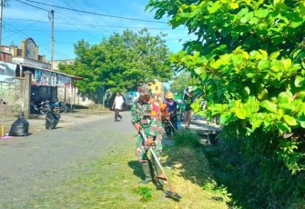 Babinsa Timika Bersama Warga saat Gotong Royong Bersihkan Jalan