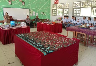 Danramil saat Berikan Pembekalan Bela Negara dan Sosialisasi Rekruitmen TNI AD Kepada Siswa SMA Negeri 1 Kahut 