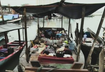Warga Pasar Ikan Luar Batang bertahan hidup di atas perahu (Youtube: BeritaSatu)