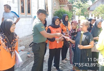 Babinsa Kodim 0802/Ponorogo melakukan pendampingan kegiatan Pemberantasan Sarang Nyamuk digelar oleh Tim Medis bekerjasama dengan perangkat desa, Senin (11/12/2023)