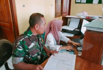 Babinsa Koramil 0803-05/Wungu, Sertu Heri Pirwanto bersama, Perangkat Desa Mojopurno, Kecamatan Wungu, Kabupaten Madiun, melakukan Validasi data warga penerima Bantuan Sembako
