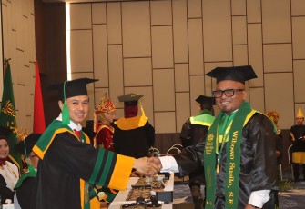 Salah satu peserta wisuda, Wibowo Susilo, SE., saat diwisuda, di Mercure Hotel Bengkulu, Kamis (26/12/2024).