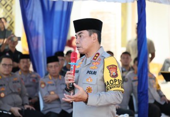 Kapolda Sulsel Irjen Pol Andi Rian R. Djajadi bersama sejumlah pejabat utama Polda Sulsel terima aspirasi Warga dalam Program Jumat Curhat di Pelataran Mesjid Syukur Nikmatullah Lingk. Padangala Kel. Hasanuddin Kec. Mandai Kab. Maros, Jumat (12/01)