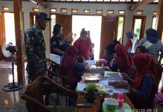 Babinsa Koramil 13/Kedungggalar saat Dampingi Pemberian Pin Imunisasi Polio