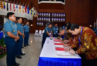 Penandatanganan Kontrak Bersama Pengadaan Barang dan Jasa UO TNI Angkatan Laut TA 2024 antara PPK Satuan Kerja (Satker) di lingkungan TNI AL dengan sejumlah mitra penyedia barang dan jasa yang dipimpin oleh Kepala Staf TNI Angkatan Laut (Kasal) Laksamana TNI Dr. Muhammad Ali bertempat di Auditorium Denma Mabesal, Cilangkap Jakarta Timur, Senin (22/01)