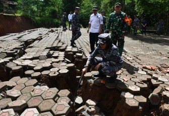 Pangkalan TNI Angkatan Laut (Lanal) Bandung menyerahkan bantuan sosial kepada korban bencana tanah bergerak di Kampung Cigombong, Desa Cibedug, Kec. Rongga, Kab. Bandung Barat, Rabu (06/03)