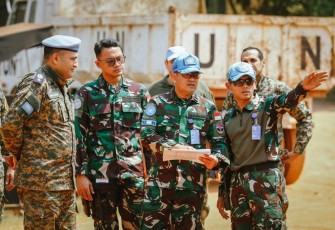 Dansatgas Kizi TNI Konga XXXVII-J MONUSCA saat cek perbaikan gudang senjata dan amunisi di Camp Egypty Fpu