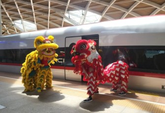Atraksi barongsai di stasiun Whoosh, Halim Perdanakusuma Jakarta, Sabtu (10/2)