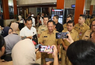 Mendagri Tito Karnavian saat memberikan keterangan pers di Jakarta, Senin (18/11)
