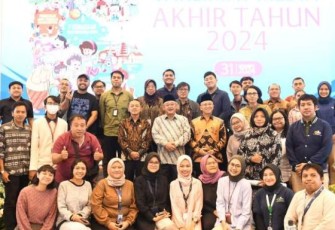 Mendikdasmen Abdul Mu'ti foto bersama dengan awak media di Jakarta, Selasa (31/12)
