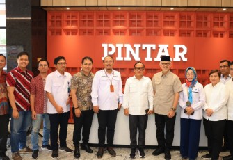 Wamenaker Immanuel Ebenezer Gerungan saat foto bersama di PINTAR Campus Jakarta 