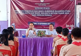 Ketua KPU Kota Bitung bersama Komisioner KPU saat melakukan sosialisasi di SMA Kristen Tumou Tou