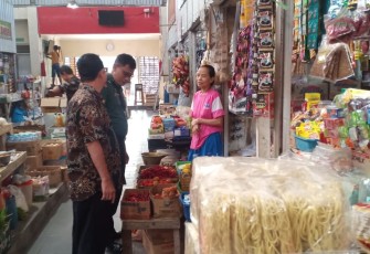Babinsa Koramil Jiwan dan Kepala Pasar Lakukan Pendataan dan Pengecekan Harga Sembako di Pasar Sambirejo