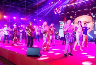 Tari Poco Poco Ramaikan Malam Hiburan Penutupan Pendidikan Defense and Strategic Studies Course