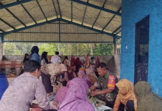 Babinsa Koramil 0801/11 Donorojo saat Praktik Pembuatan Pupuk Kompos.