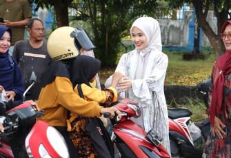 Ketua TP PKK Bintan Hafizha Rahmadhani bersama para Kadernya turun ke jalan untuk berbagi takjil bagi para pengguna jalan