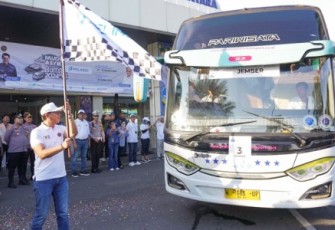 Corporate Secretary PT Pelindo Terminal Petikemas Widyaswendra melepas bus mudik gratis lebaran 2024, Rabu (3/4)