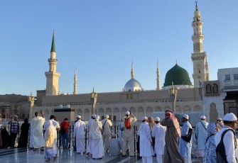 Suasana di pelataran Masjid Nabawi depan pintu masuk ke Raudhah