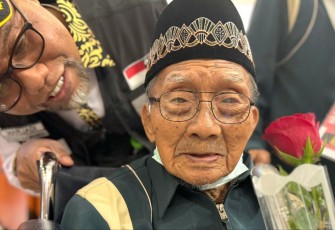 Mbah Harjo Mislan duduk di kursi roda saat tiba di Madinah