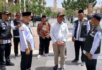Menteri Koordinator PMK Berbincang dengan petugas haji di Hilton Madinah