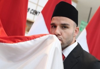Calvin Verdonk saat mencium bendera merah putih di Jakarta, Rabu (5/6)
