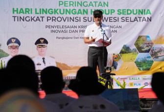 Pj Gubernur Sulsel Prof Zudan Arif Fakrulloh saat memberikan sambutan dalam peringatan Hari Lingkungan Hidup se-Dunia di kantor PT Semen Tonasa Indonesia, Pangkep, Rabu (5/6)