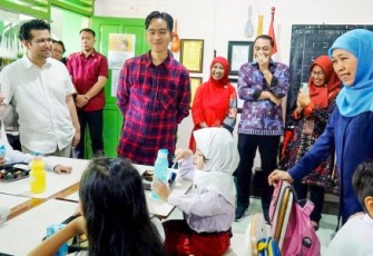 Gibran Rakabuming Raka meninjau implementasi program makan siang gratis di Surabaya, Kamis (1/8)
