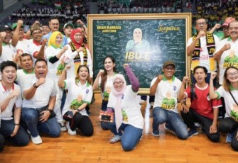 Gubernur Jatim periode 2019-2024, Khofifah Indar Parawansa menerima kanvas yang ditandatangani sebagai ‘Ibu’e Olahraga Jawa Timur’ dari Forum Insan Olahraga Jawa Timur, di Surabaya, Minggu (25/8)