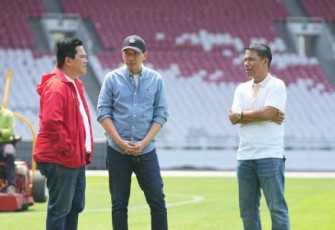 Ketum PSSI Erick Thohir saat meninjau kesiapan stadion GBK Senayan Jakarta, Sabtu (7/9)