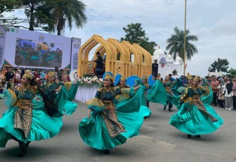 Pawai ta'aruf MTQ Nasional XXX di Samarinda, Provinsi Kalimantan Timur 