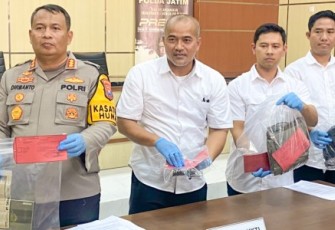 Kabid Humas Polda Jatim Kombes Dirmanto saat memberikan keterangan pers 